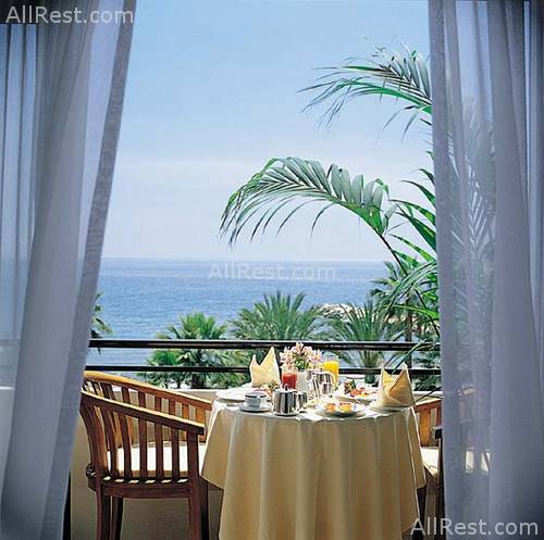 Amathus Beach Hotel 20